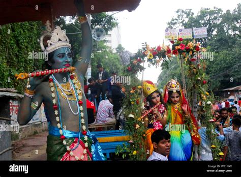 Las Mujeres De Bangladesh Vestida Como Dios Hindú Krisna Durante La Celebración Janmasthami Se