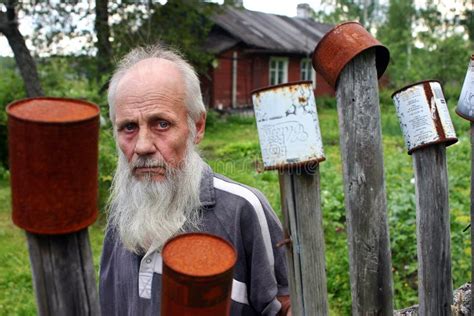 Homme Barbu De Portrait Vieil Sur La Ferme En Bois De Fond