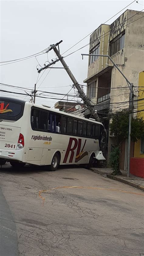 Ônibus bate em poste e deixa bairro sem energia elétrica em Jundiaí