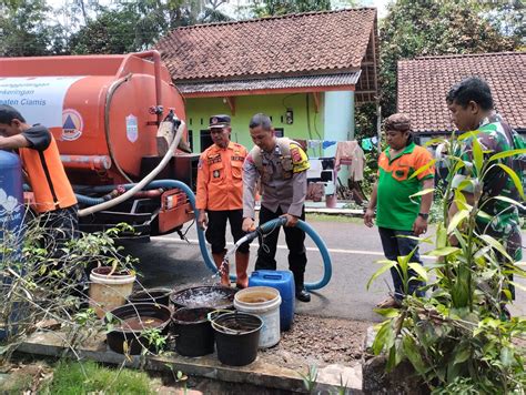 Kabid Humas Polda Jabar Polisi Distribusikan Air Bersih Ke Warga Di