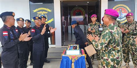 Hut Ke Korps Marinir Yonmarhanlan Iv Terima Kue Ucapan Dari