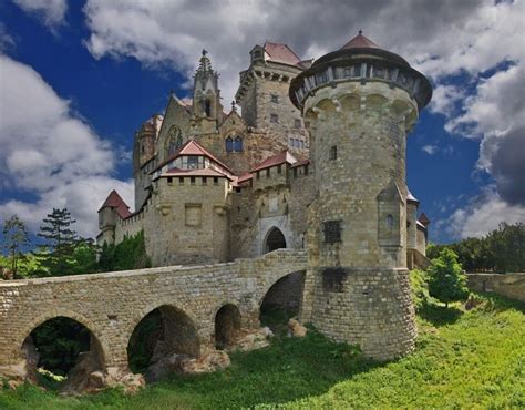 Самые красивые старинные замки мира: фото уникальных архитектурных зданий