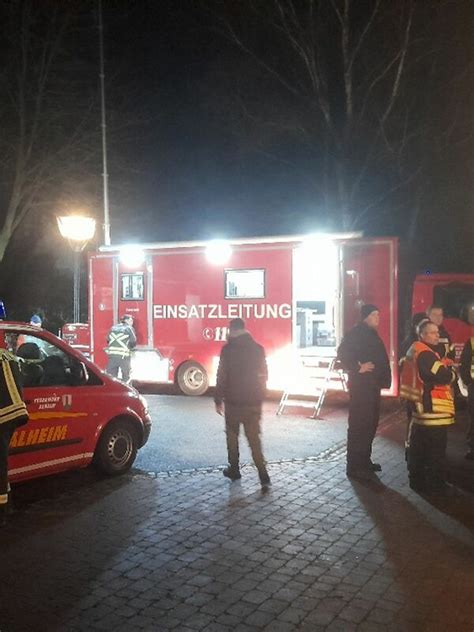 Bei Einem Waldspaziergang In Hessen Ist Ein Kleiner Junge Seinem Vater