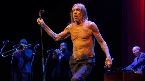 Watch Iggy Pop Covers Lou Reed S Walk On The Wild Side Live With