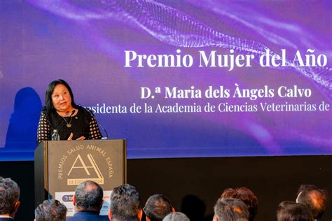 Raquel Yotti entrega a Maria dels Àngels Calvo el Premio Mujer del Año