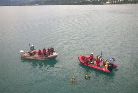 Chaque Semaine Ils Plongent Dans Le Lac