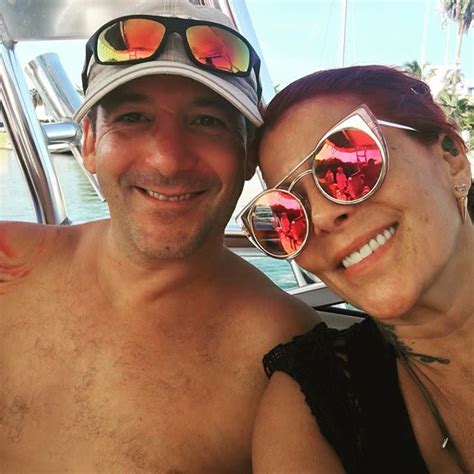 Alejandra Guzmán luce un tremendo escotazo en su bikini