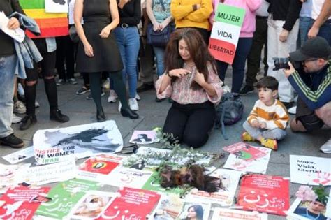 La UE sanciona a la policía de la moral en Irán y a responsables por la