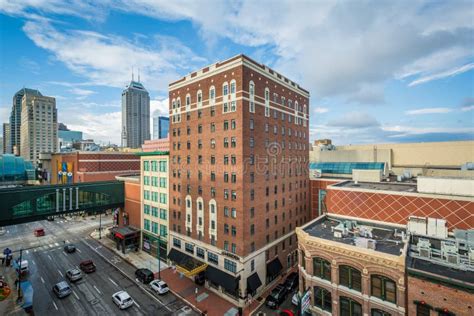 Edificios A Lo Largo De La Calle De Illinois En Indianapolis C Ntrica