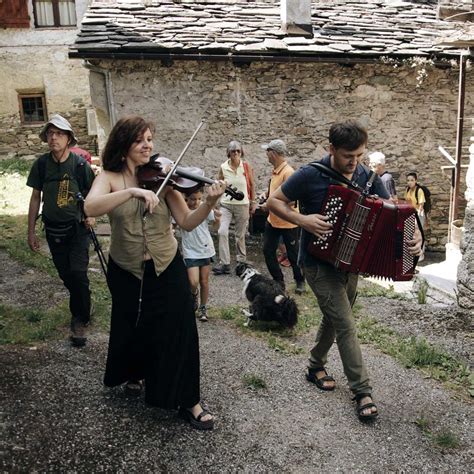 La Passeggiata Musicale Con I Musicisti Della Valle Maira Occitamo