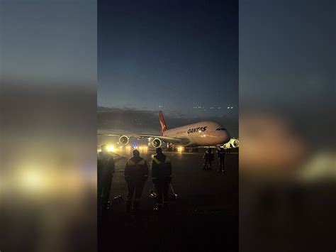 Самолёт Qantas Airways совершил аварийную посадку в Баку из-за задымления