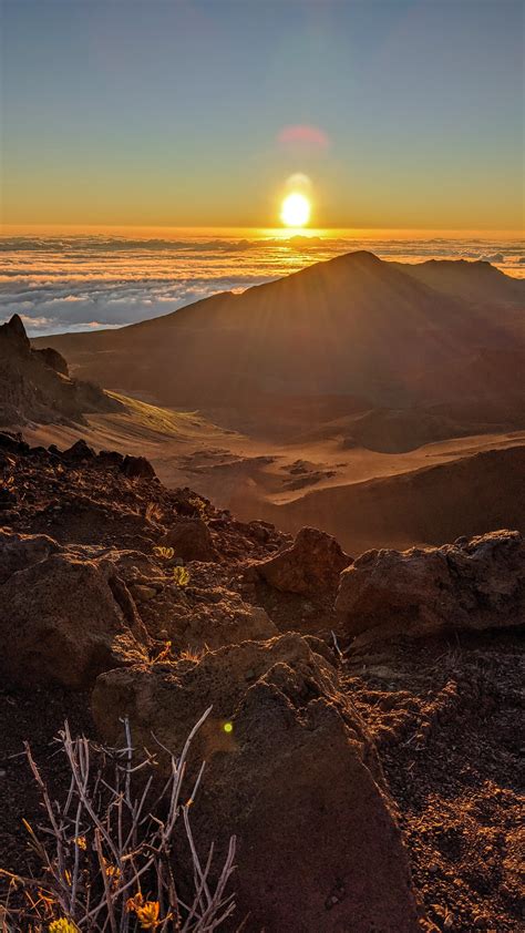 Haleakala summit sunrise this morn 🌞 : r/maui