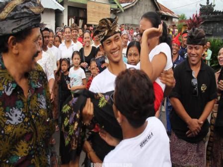 Tradisi Mejuk Jukan Di Bengkala Simbol Penghormatan Kaum Perempuan