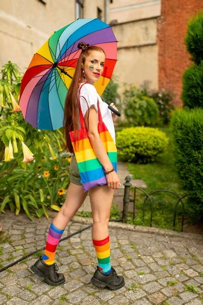 Sexy Babe En Ropa Colorida Y Bandera Lgbt En Ella Posando Al Aire Libre Foto Premium