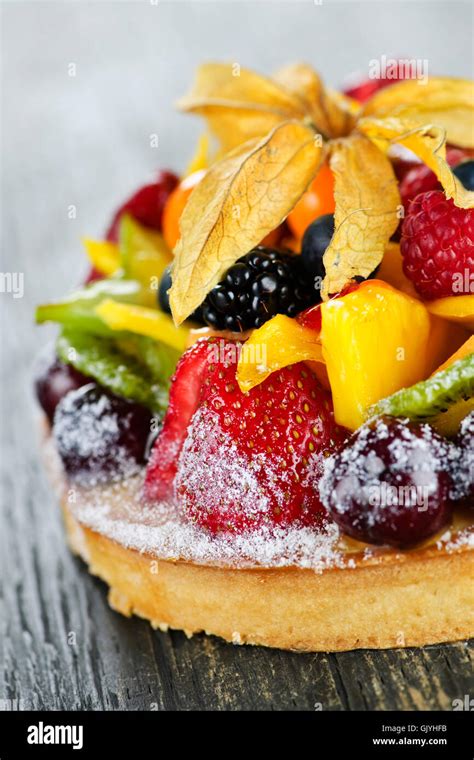 Torta Con Un Sacco Di Frutta Fresca Immagini E Fotografie Stock Ad Alta