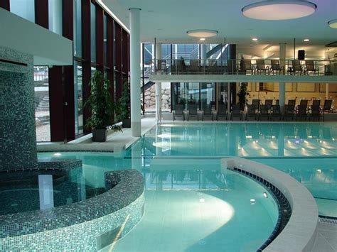 Thermes de spa contemporains - eaux curatives et jolie architecture