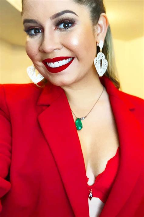 Marília Mendonça usa truque da lingerie à mostra e exibe sutiã vermelho Celebridades vogue