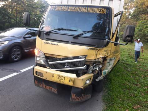 Kecelakaan Beruntun Libatkan Enam Mobil Di Km Tol Cipularang