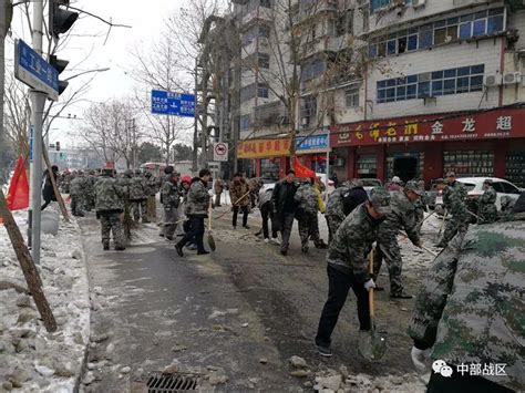 暴雪袭城道路受阻，千余驻武汉部队官兵和民兵预备役人员紧急弛援官兵扫雪民兵新浪军事新浪网