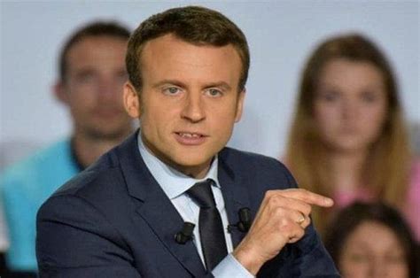 Momen Unik Presiden Perancis Emmanuel Macron Jalan Kaki 2 Kilometer