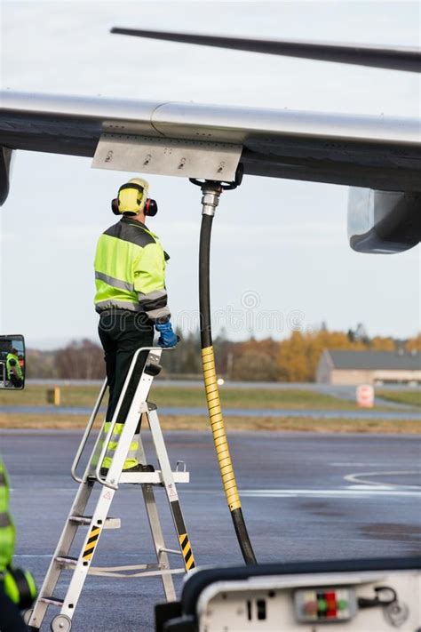 Rifornimento Di Carburante Degli Aerei Aeroplano Immagine Stock