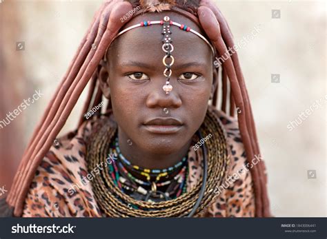 2 084 Fotos De Himba Tribe Namibia Fotos Imágenes Y Otros Productos Fotográficos De Stock