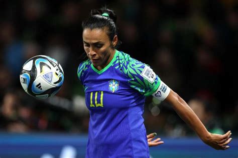 Na despedida de Marta Brasil comete erros e não vai ao mata mata pela