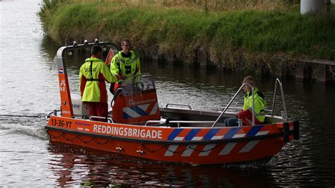 Schipper Gestrand Pleziervaartuig Krijgt Hulp Van Reddingsbrigade Uden