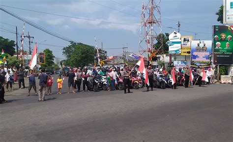 Detik Detik Proklamasi Ratusan Pengguna Jalan Di Jombang Nyanyikan