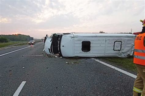 Wypadek Na Autostradzie A Bus Przewr Ci Si Na Jezdni