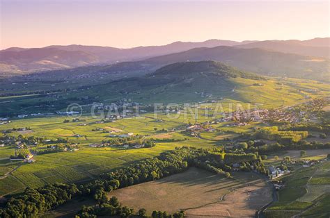 Photos Le Mont Brouilly Et Le Village De Cerci Au Coucher De Soleil