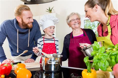 Abuelita Momia E Hijo Hablando Mientras Que Cocina En Cocina Foto De