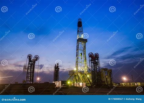 In the Evening of Oilfield Derrick Stock Image - Image of equipment, derrick: 174008567