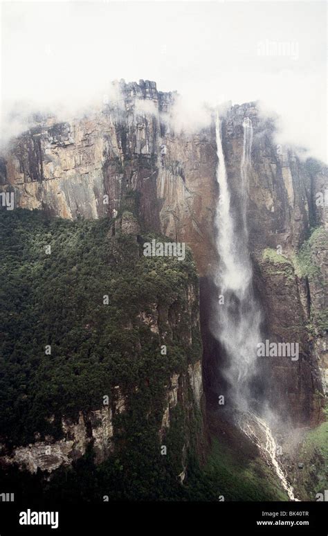 Angel Falls o el Salto Ángel es la cascada más alta del mundo en el