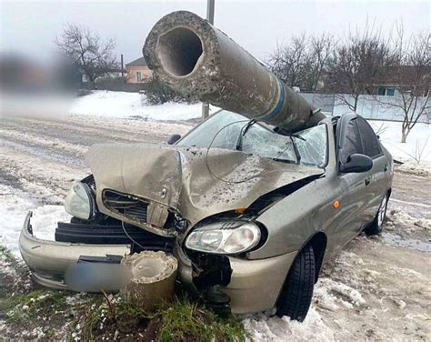 На Київщині водій зніс бетонний стовп, який майже навпіл розірвав авто ...