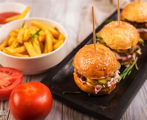 Saboroso conjunto de hambúrgueres e batatas fritas Foto Grátis