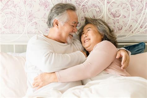 「セックスは何歳までできる？」50代60代の熟年夫婦の性生活を解説！