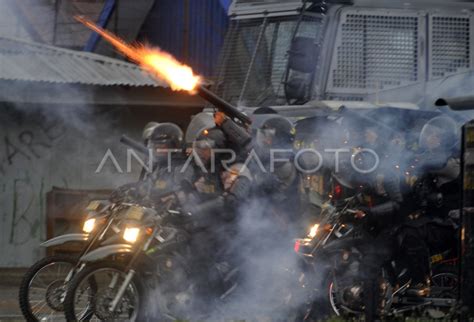 Tembak Gas Air Mata Antara Foto