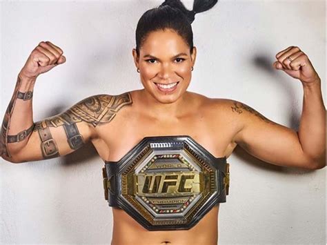 Amanda Nunes Tapa Su Desnudo Con Sus Cinturones De Ufc Excélsior