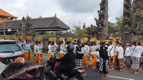 Warga Banjar Desa Adat Kapal Lakukan Kegiatan Mepeed Sebelum Perang