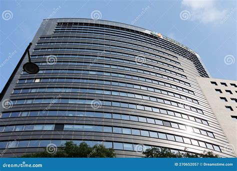 Fachada Curva De Un Edificio Alto Y Moderno Con Ventanas De Espejo