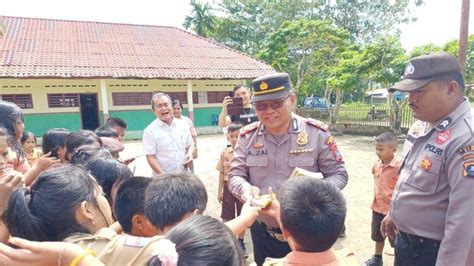 Polri Peduli Budaya Literasi Jajaran Polres Nias Distribusikan Buku