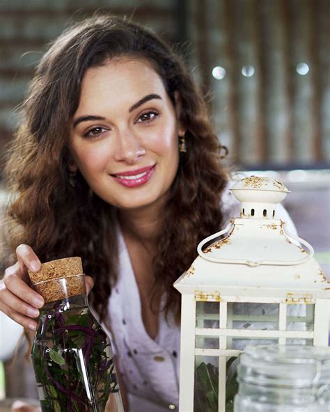 Soon To Be Mommy Evelyn Sharma Flaunts Her Baby Bump The Etimes