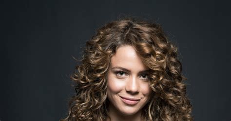 Leandra Leal Diz Que Escultura Na Voz De Nelson Gonçalves é A