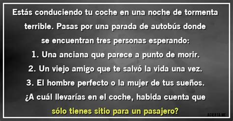 Estás conduciendo tu coche en una noche de tormenta terrible Pasas por