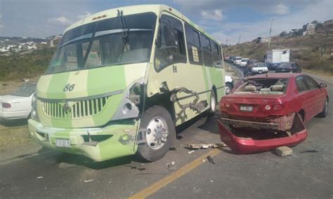 Vehículo choca contra camión de transporte público