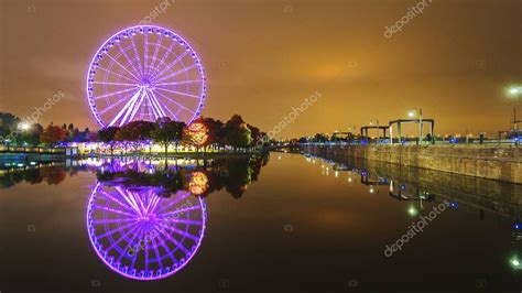 Una Gran Rueda De La Fortuna En Montreal Se Refleja Efectivamente En El