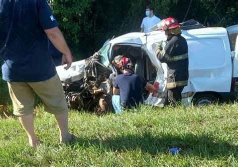 Feriado De Carnaval Una Camioneta Y Un Auto Chocaron De Frente En La