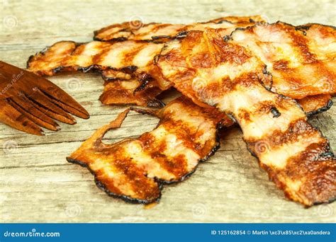 Tocino Asado A La Parilla Tocino Cocinado Curruscante En La Tabla