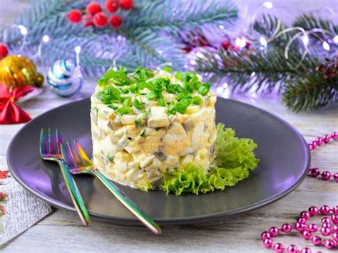 Салат с солеными огурцами и яйцами — рецепт с фото пошагово